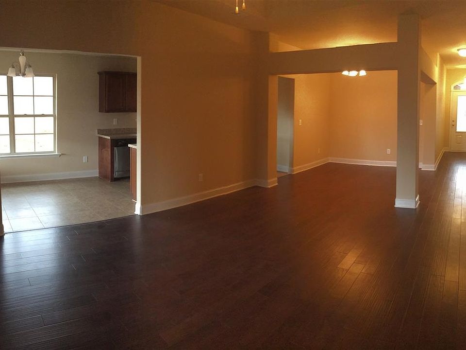 2nd image of 715 Oak Cove Ln
