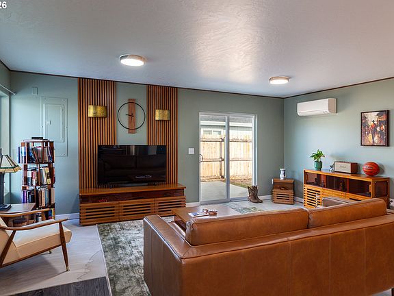 3rd image of 1044 NE Emerald Dr