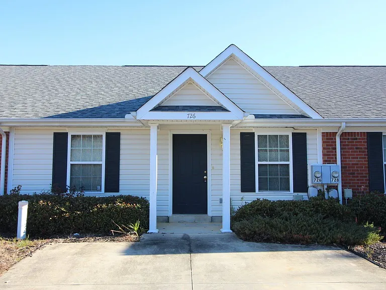726 Creekside Dr — Photo 2