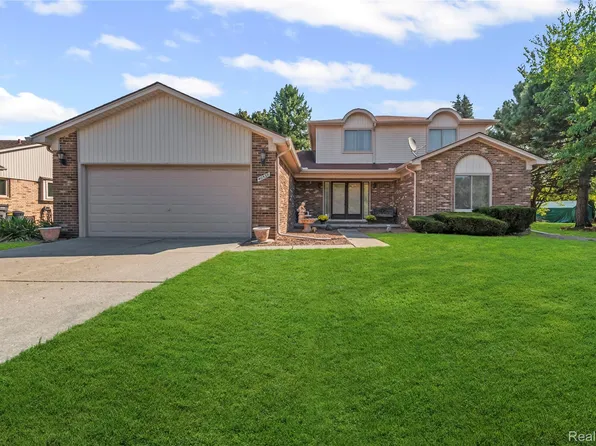 40538 Woodside Dr, Clinton Township, MI 48038