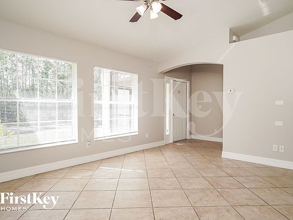 3rd image of 713 Foxtail St E