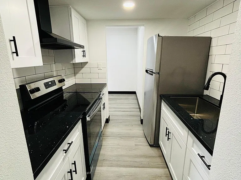 1922 Fairfield Ave #211 — Photo 8