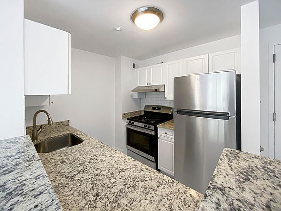 5th image of 304 W 117th St Front 4Z