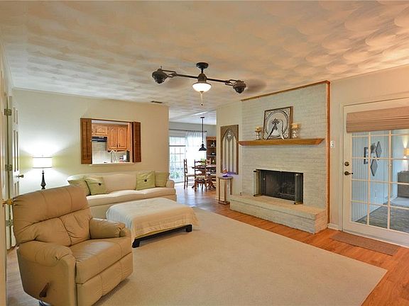4th image of 2627 Eastbrook Dr
