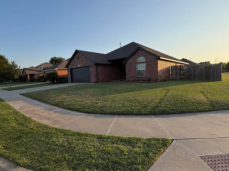 2401 Chadsford Ln — Photo 20