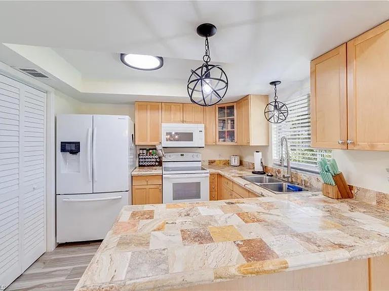 525 SE 11th Ct — Photo 8