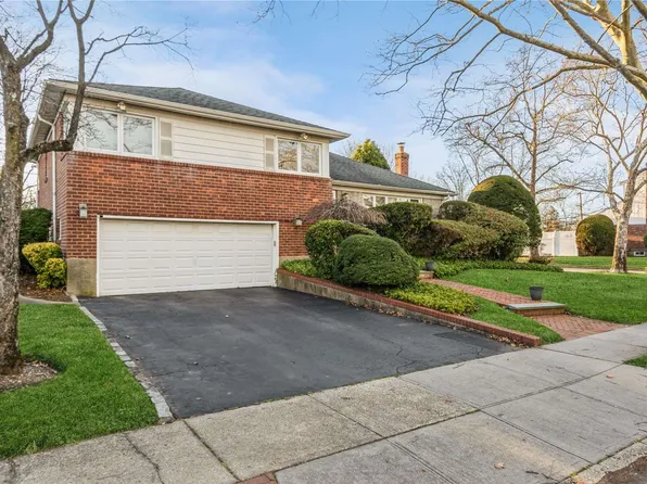 877 Roxbury Drive, Westbury, NY 11590