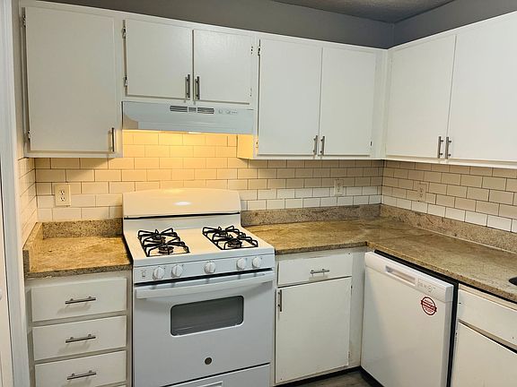 5th image of 907 Silverwood Dr