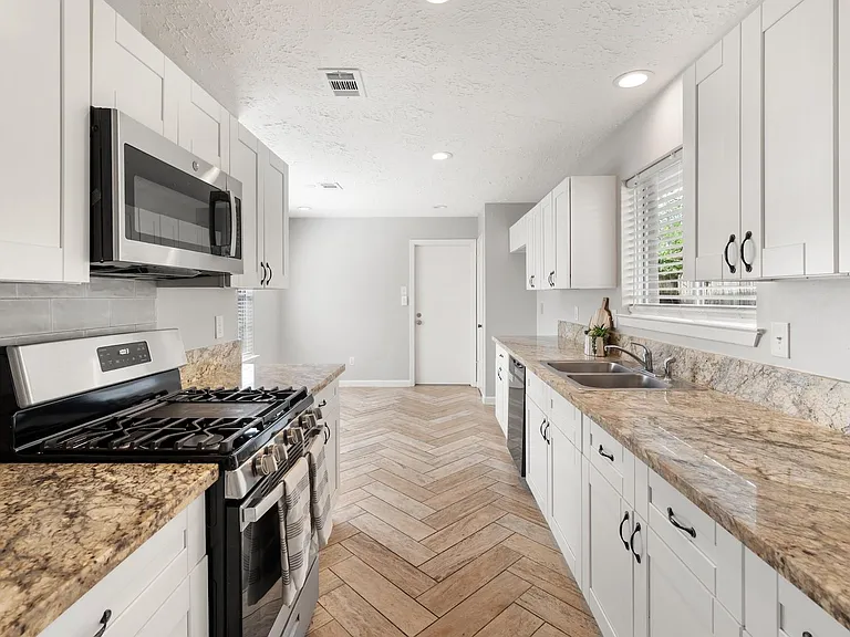1202 Manorglen Dr — Photo 6