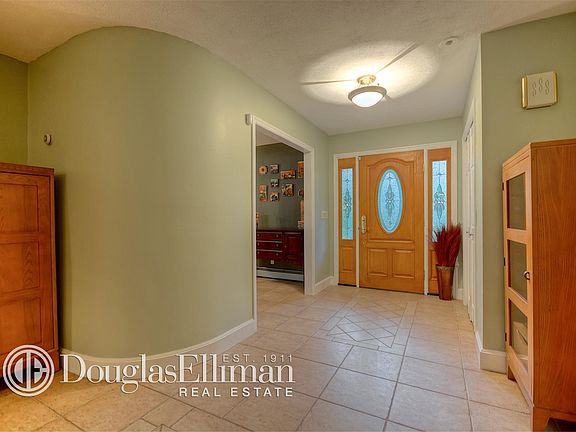 5th image of 8 Meadowlark Dr
