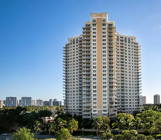 19501 W Country Club Dr — Photo 1