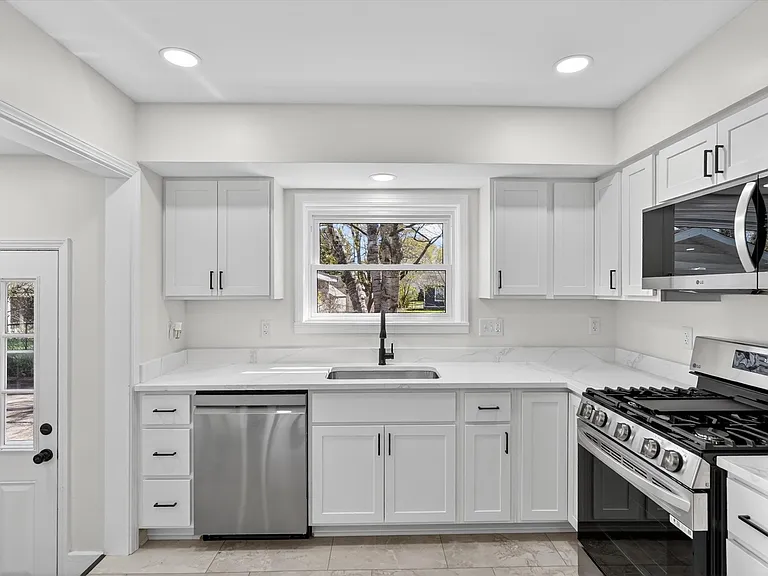 761 Elmwood Dr — Photo 6