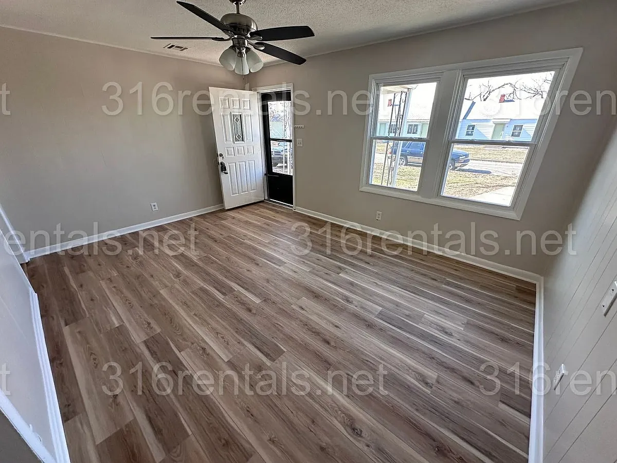 Building Photo - 806 S Beverly Dr