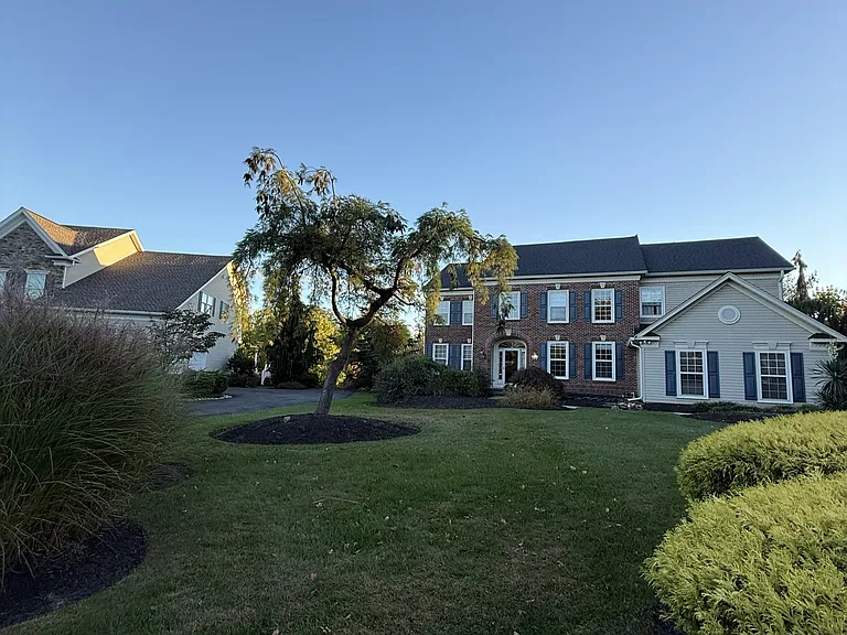 1006 Glendevon Dr — Photo 2