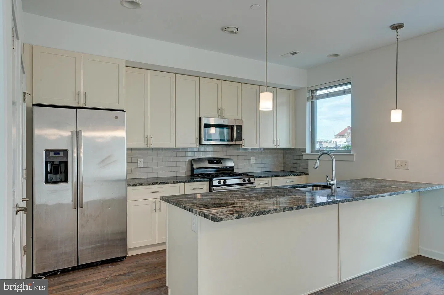 3 bed, 3.5 bath, 2349 sqft, $2,800 — Photo 1
