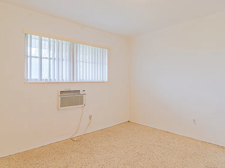 1605 NE 126th St #506 — Photo 2
