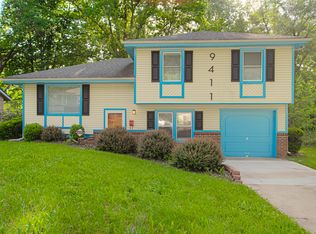 9411 Fairwood Dr, Kansas City, MO 64138