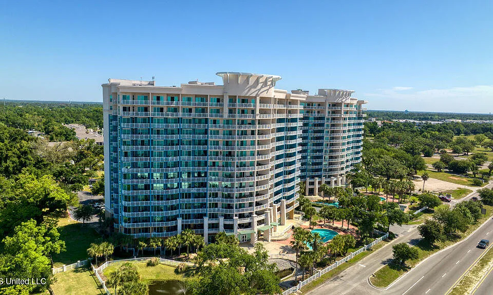 2228 Beach Dr #1304