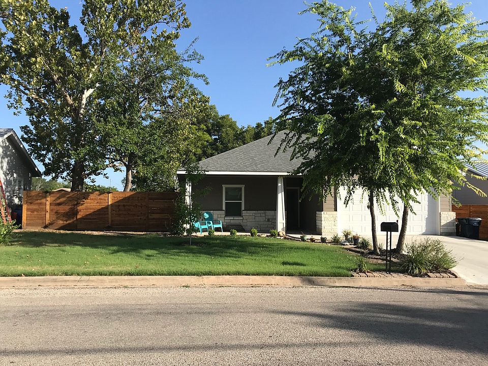1st image of 905 E League St