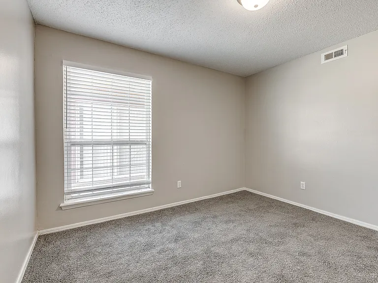 Fairfax Apartments — Photo 32