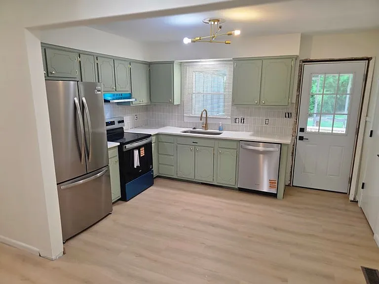 2327 Kennington Rd — Photo 3