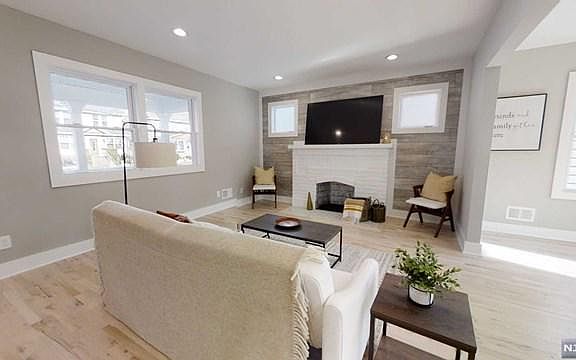 4th image of 732 Cleveland Ave #734