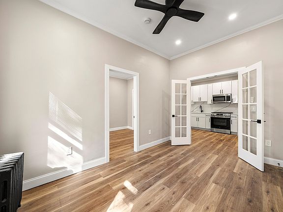 5th image of 219 Mallory Ave #3