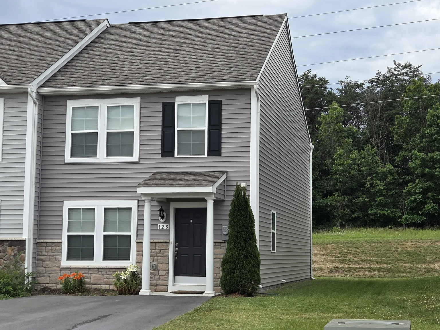 3 bed, 2.5 bath, 1480 sqft, $1,800 — Photo 2