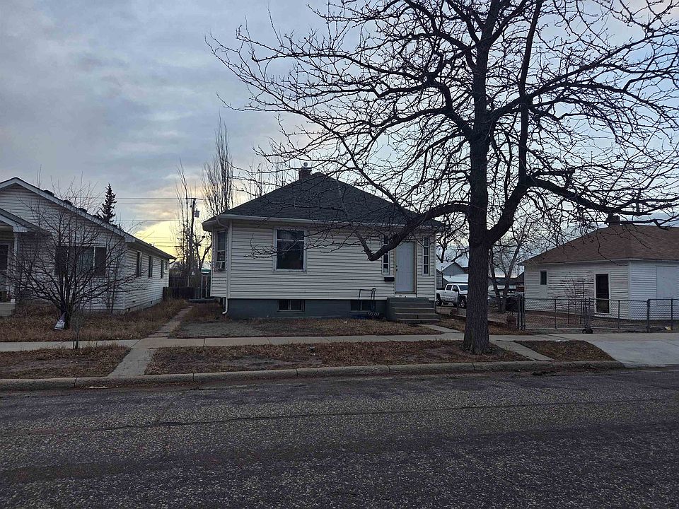 1st image of 914 S 2nd St