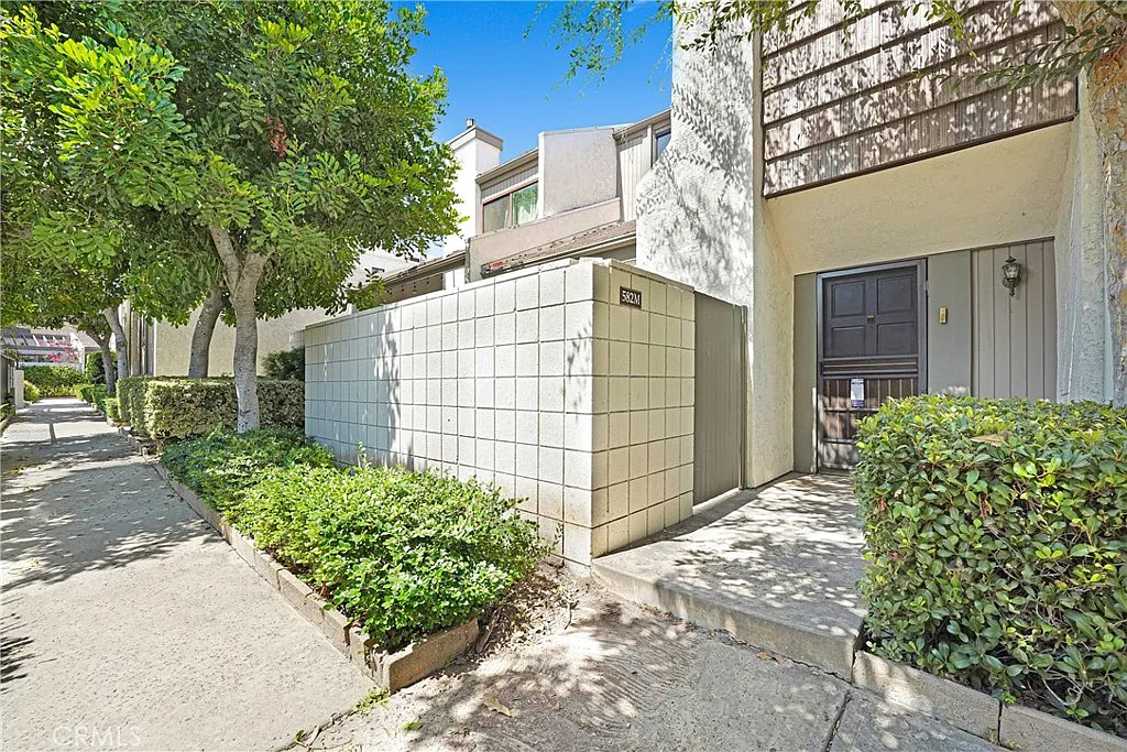 3 bed, 1400 sqft, $3,800 — Photo 1