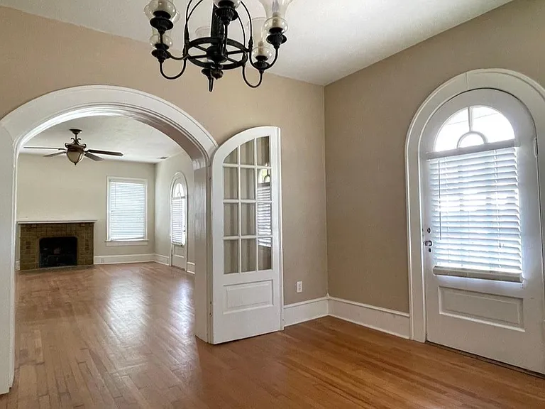 1427 N Woods St — Photo 4