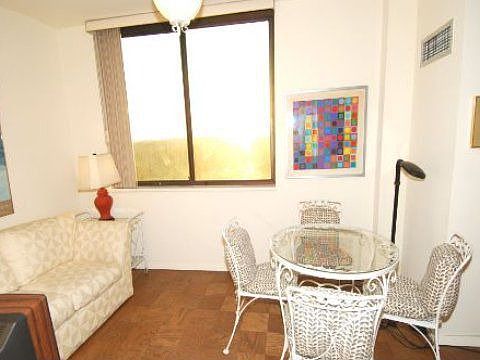 4th image of 26910 Grand Central Pkwy APT 14B
