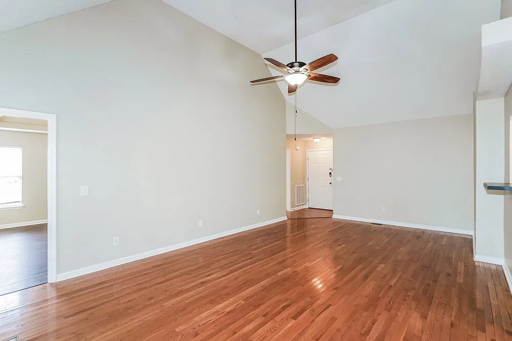 3 bed, 2.0 bath, 1739 sqft, $3,300 — Photo 4