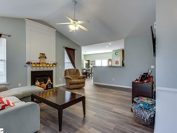 3rd image of 150 Pendock Ln