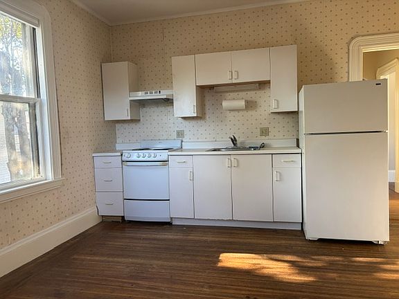 3rd image of 82 Pleasant St