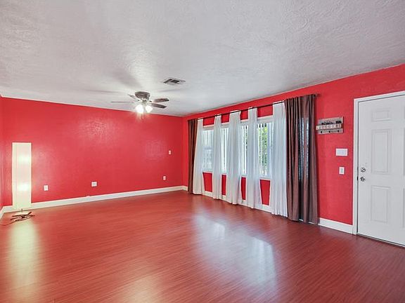2nd image of 818 S Primrose Dr