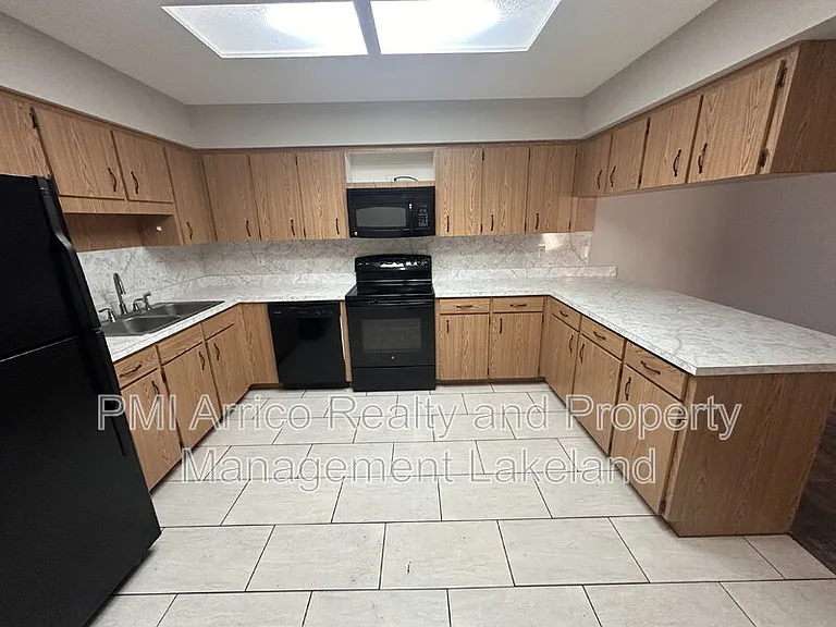 3211 Julia Ct — Photo 2