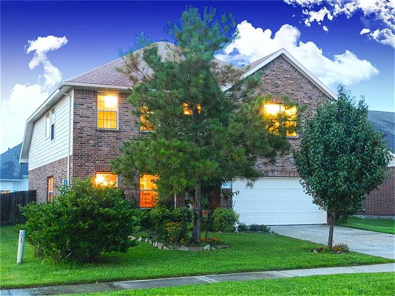 Nice Wilshire house with 4 bedrooms, including one downstairs.