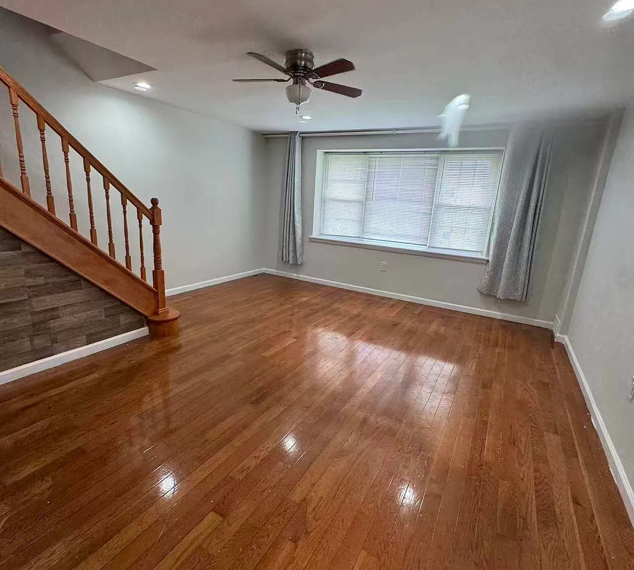 3 bed, 1.5 bath, 1376 sqft, $2,300 — Photo 2