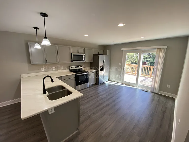 77 Lakeview Dr — Photo 9