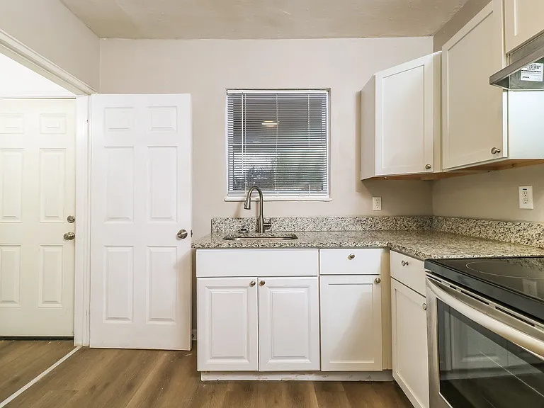 1049778_023_kitchen_13388203.jpg