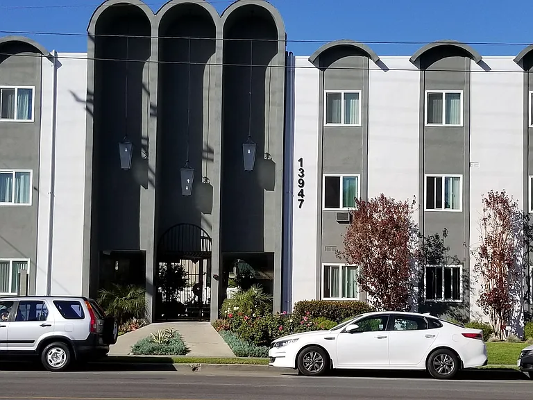 Maison De Michelle Apartments — Photo 1