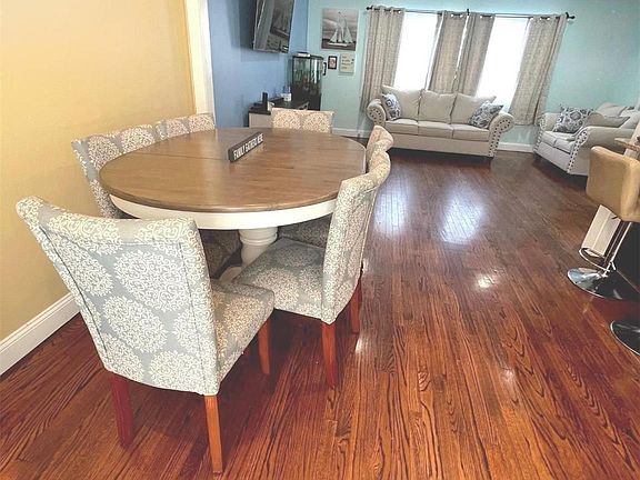 3rd image of 482 S Long Beach Avenue