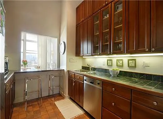 Sold by Warburg | media 9