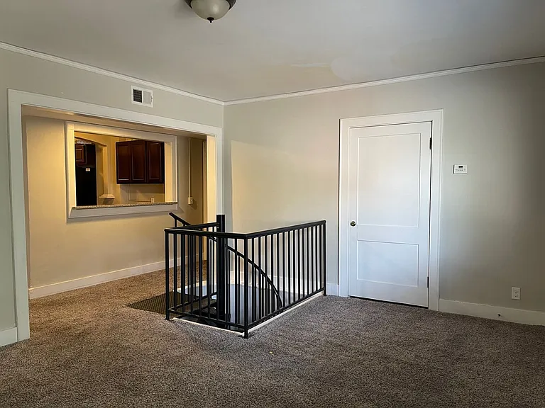 3302 Burt St — Photo 2