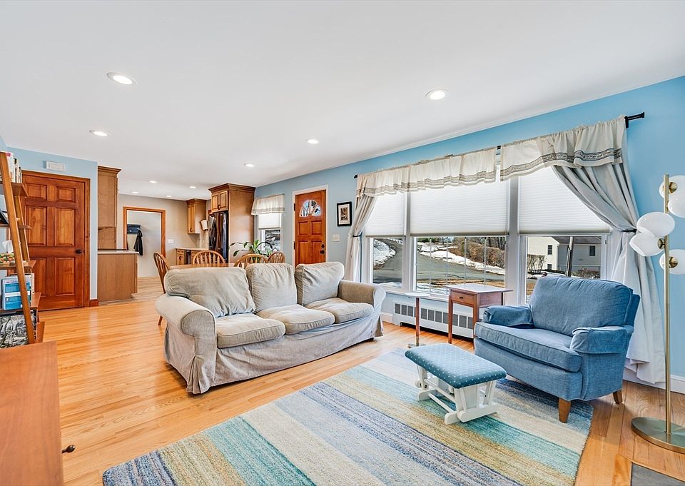 15 Hillside Ave, Woburn, MA 01801 | Zillow
