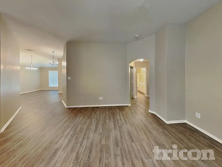 1563 Nottingham Dr — Photo 3