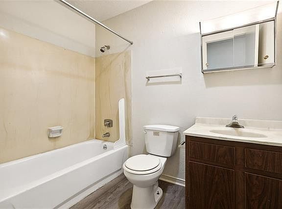 3rd image of 3823 Vernon St