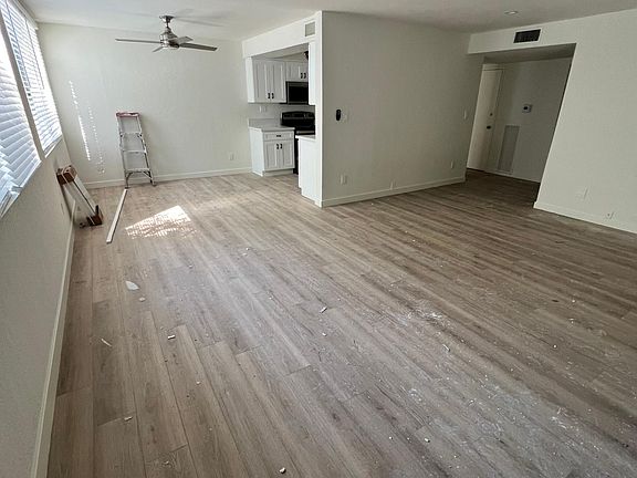 3rd image of 4605 Sylmar Ave APT 209