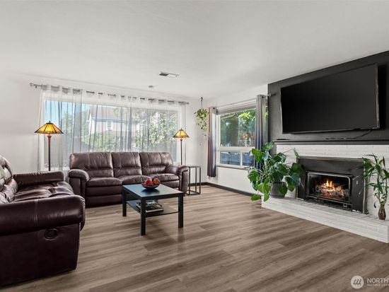 343 4th Street SE, Puyallup, WA 98372